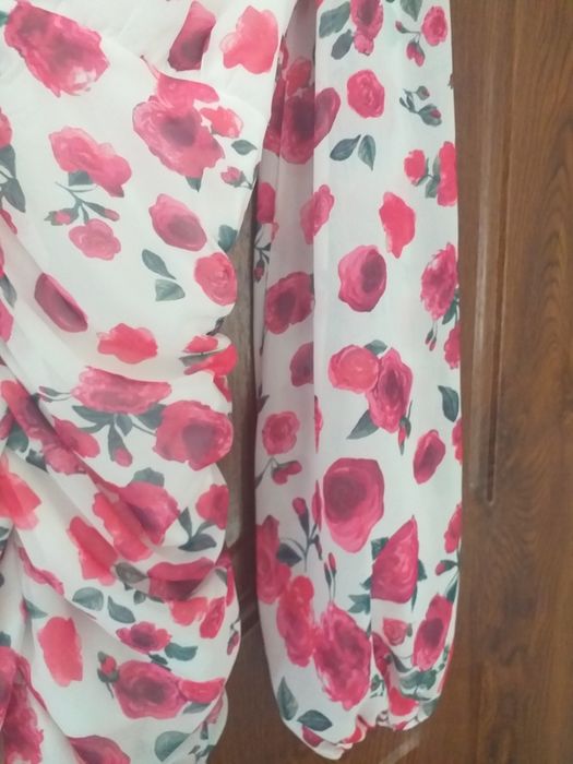 Elegancka, krótka, marszczona sukienka w kwiaty, rozmiar S