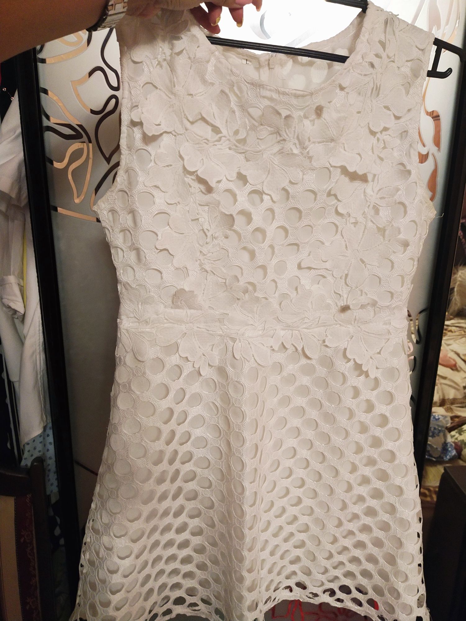 Стильное платье белого цвета, нарядное