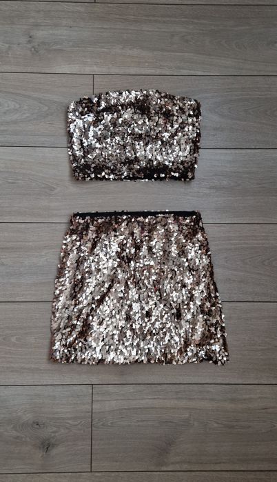 Cekinowy Komplet, złote cekiny, mini spódniczka i top bez ramiączek.