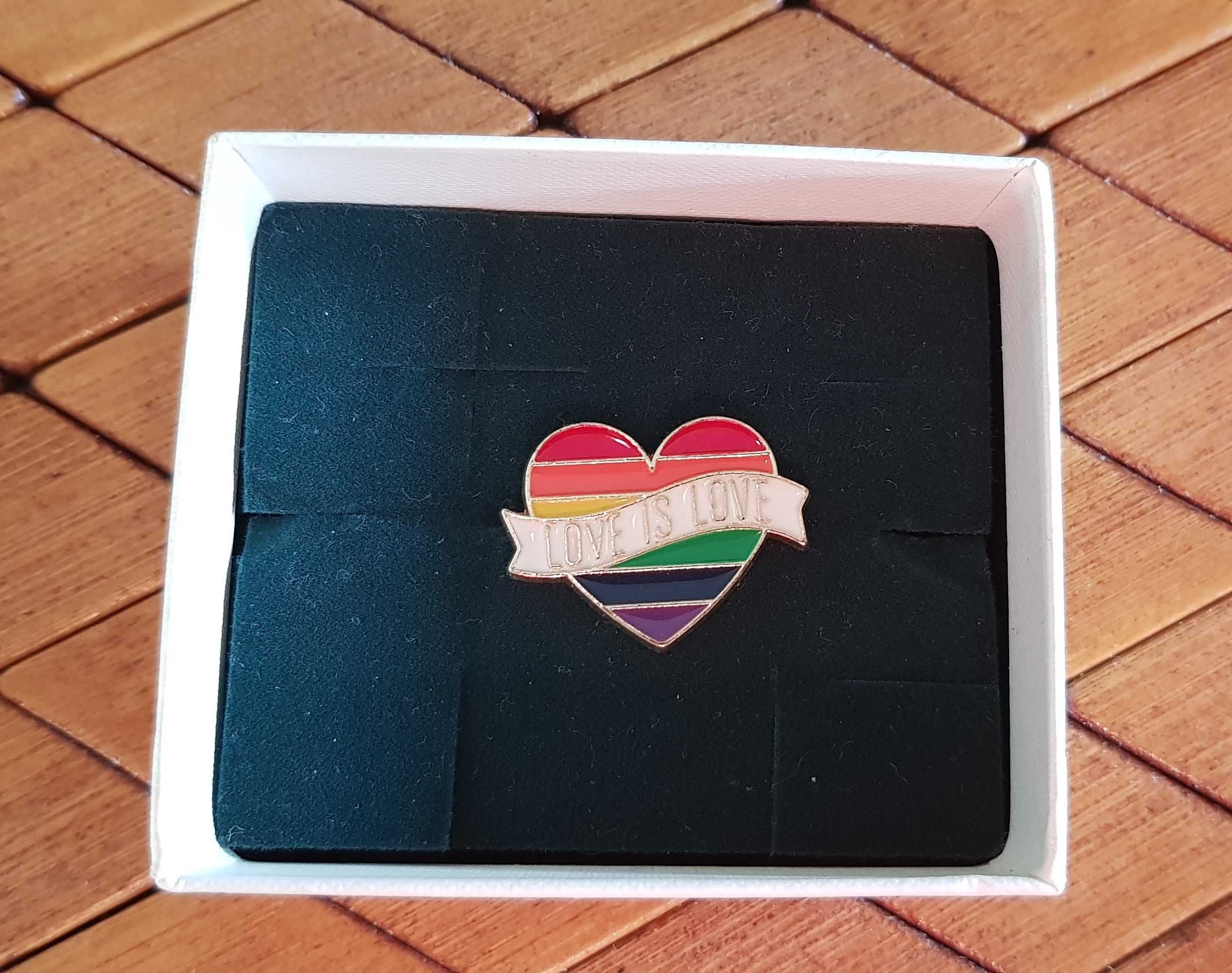 Piękna przypinka/pin w kształcie serca - Love is Love