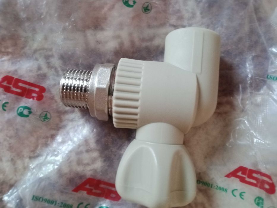 Крани кутові  радіаторні батарейний 2 штуки.