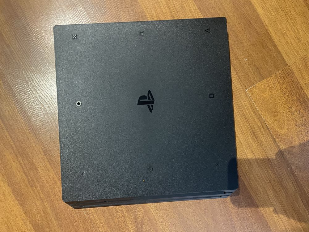 Ps4 pro 1 tb z grami i padami