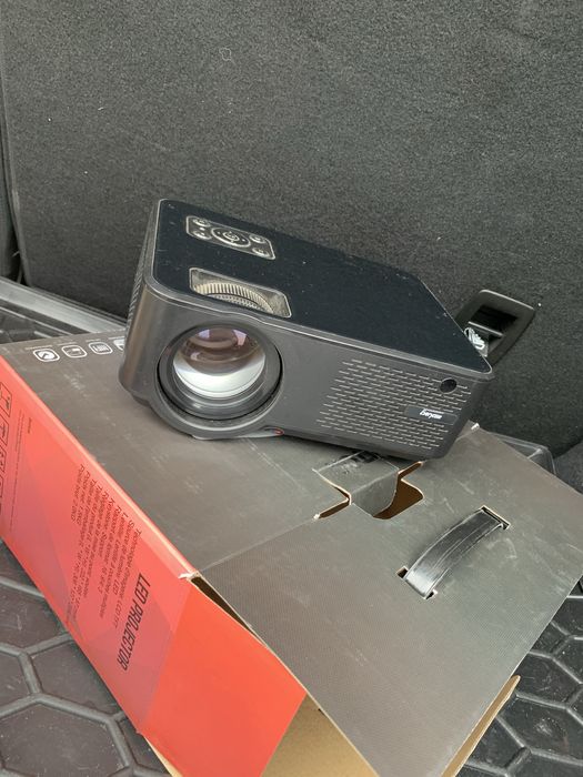 Продам LED проектор (новий / у відмінному стані)