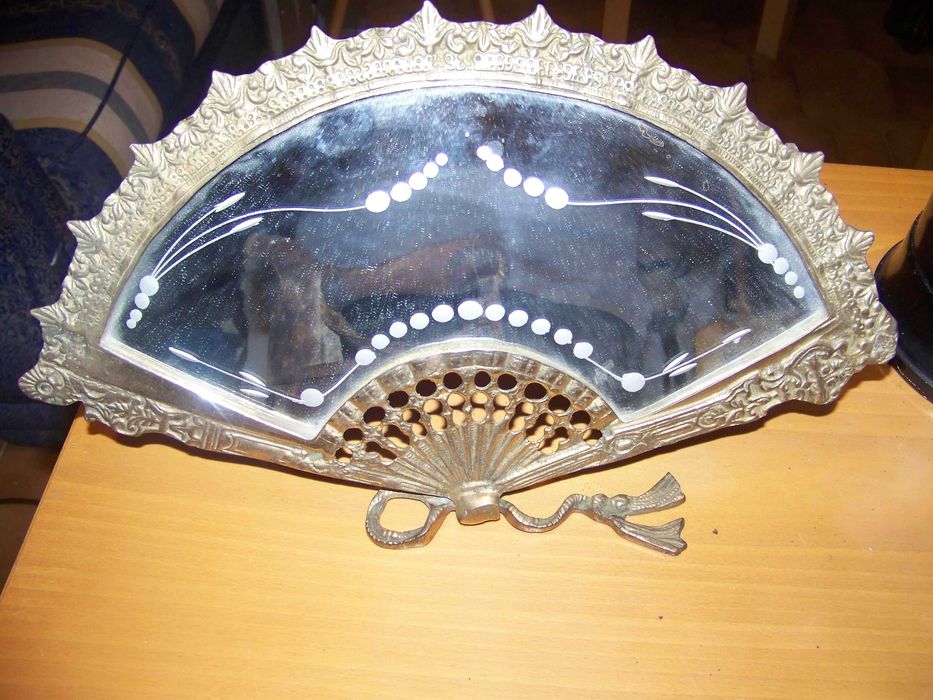 espelho de mesa tipo leque em moldura de latão