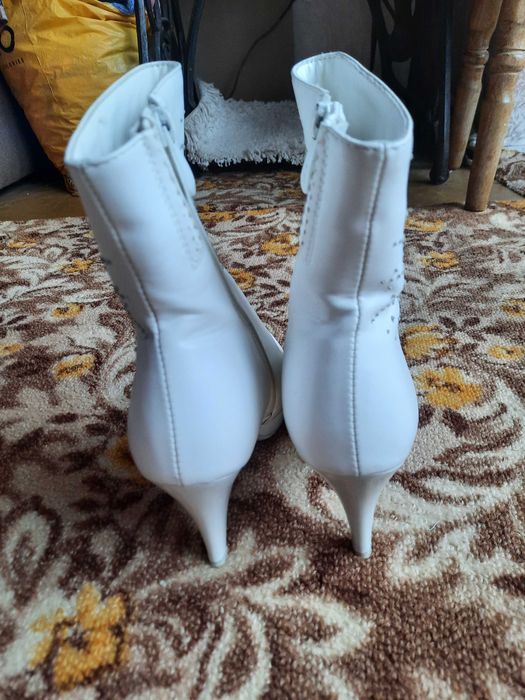 Продам нові кожані ботінки