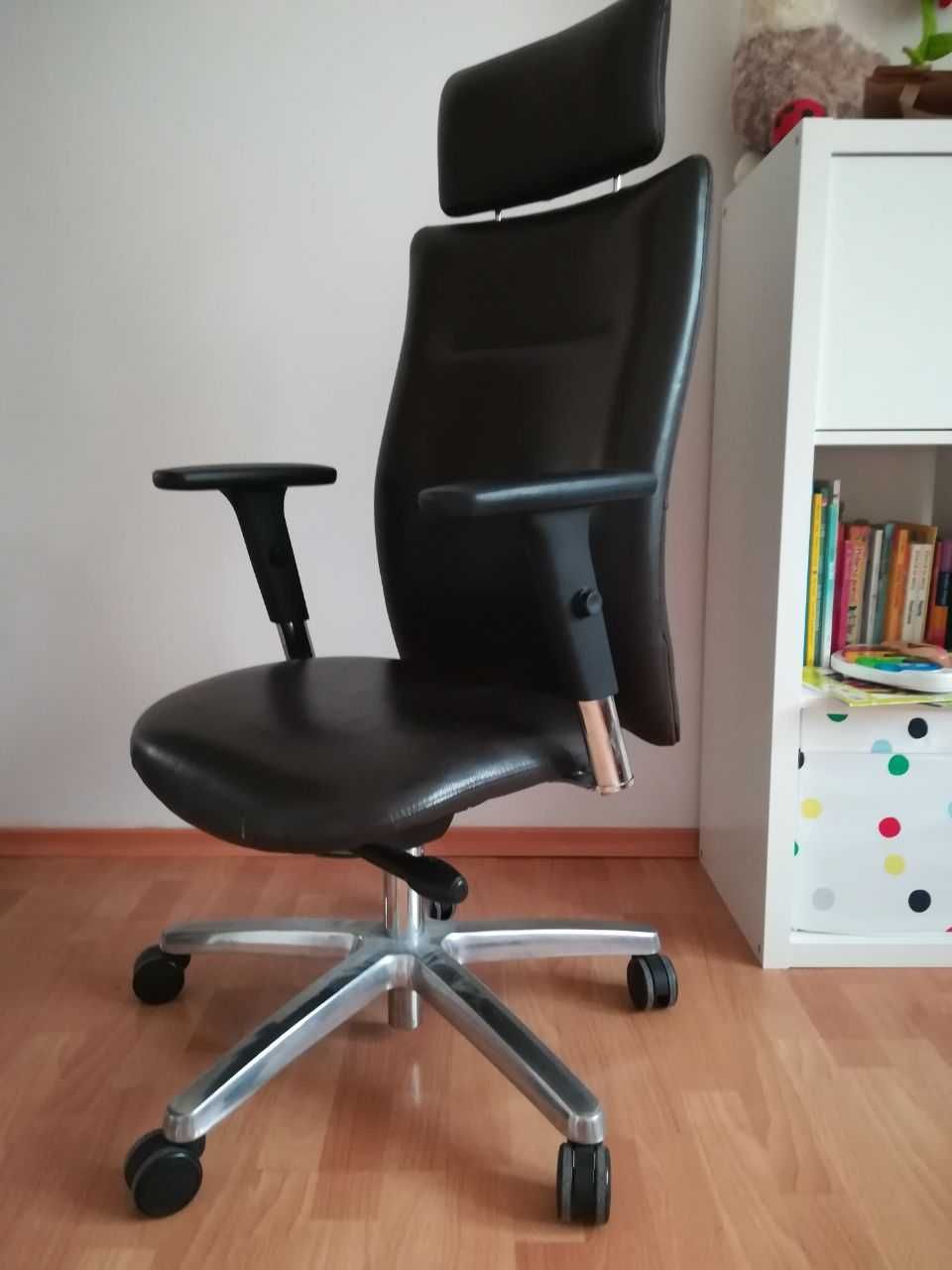 Skórzany obrotowy fotel biurowy