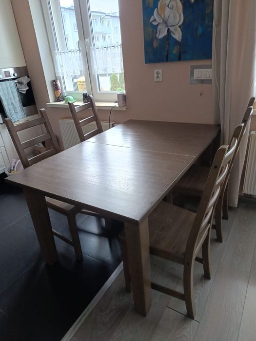 Stol do jadalni z krzeslami