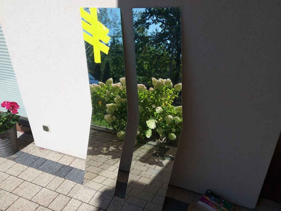 Oddam dwa lustra.