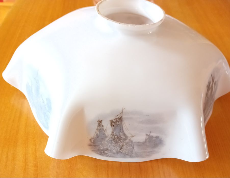 Stary klosz z cienkiej porcelany do lampy w stylu holenderski