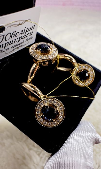 Золота каблучка та сережки з сапфірами та діамантами