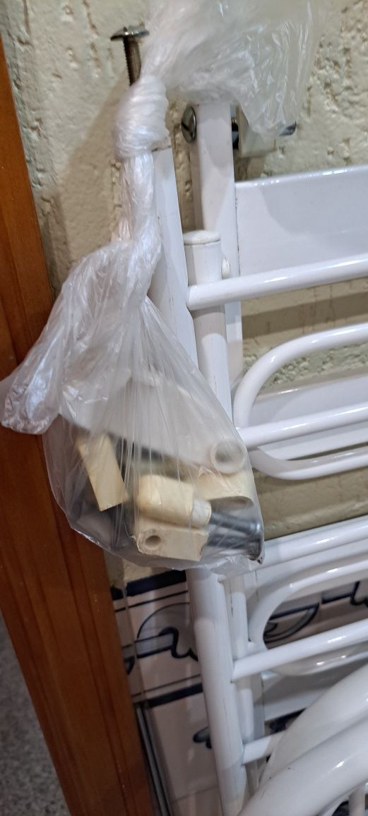 Cama de bebê em ferro