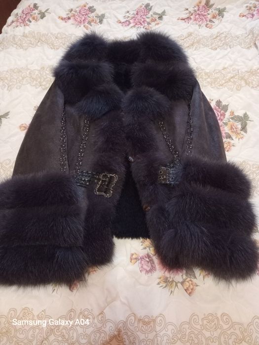 Продам шикарнейшую натуральную шубку для настоящей леди с мехом песца