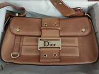 Torebka z oznaczeniami firmy Dior.