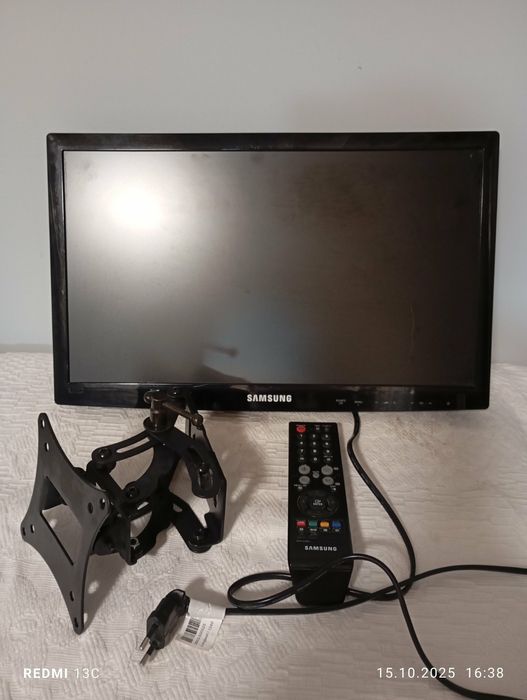 Телевизор - монитор Samsung LT19B300 с кронштейном