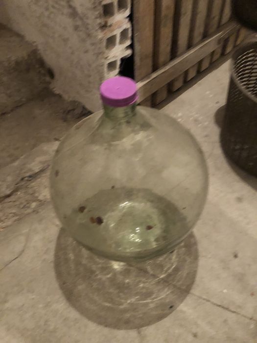 Butla do wina z koszem