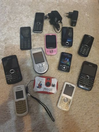 Lote de vários telemóveis antigos alguns trabalham