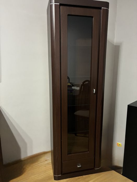 Sprzedam witryne lewa ciemny mahoń plus dwie komody