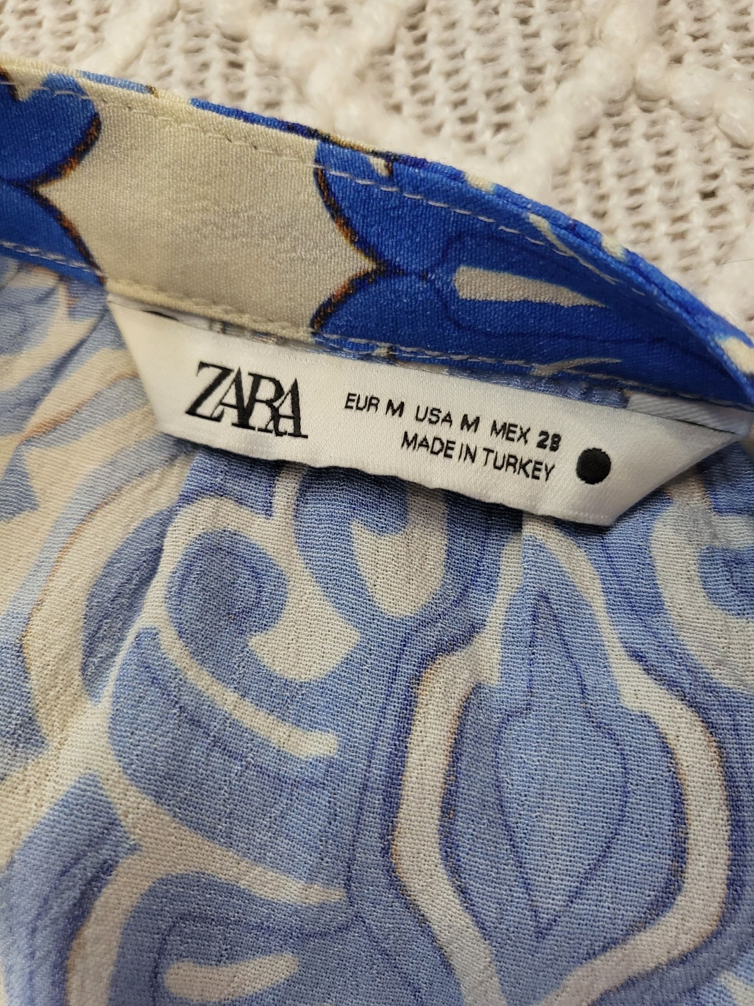 Натуральное миди платье рубашка свободного кроя Zara.
Модель оверсайз.