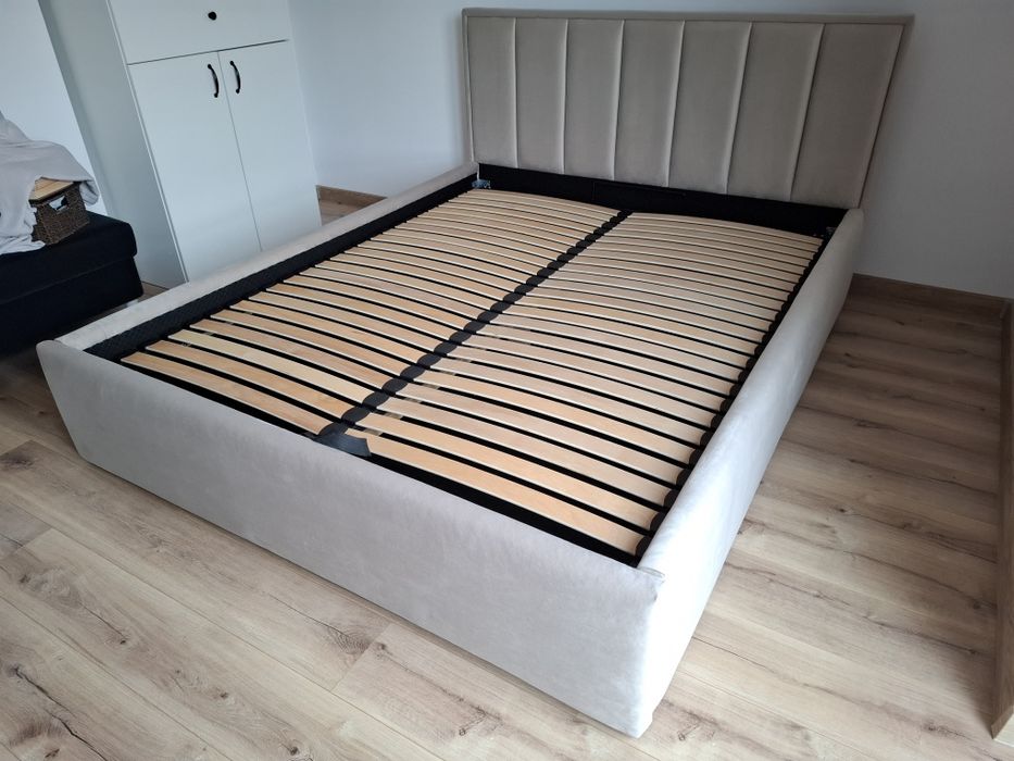 Łóżko z pojemnikiem - podnoszonym stelażem