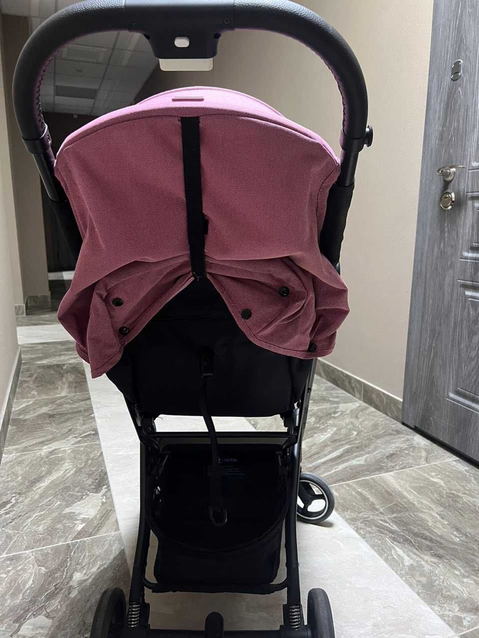 Продам детскую прогулочная коляску в хорошем состоянии Cybex  Beezy