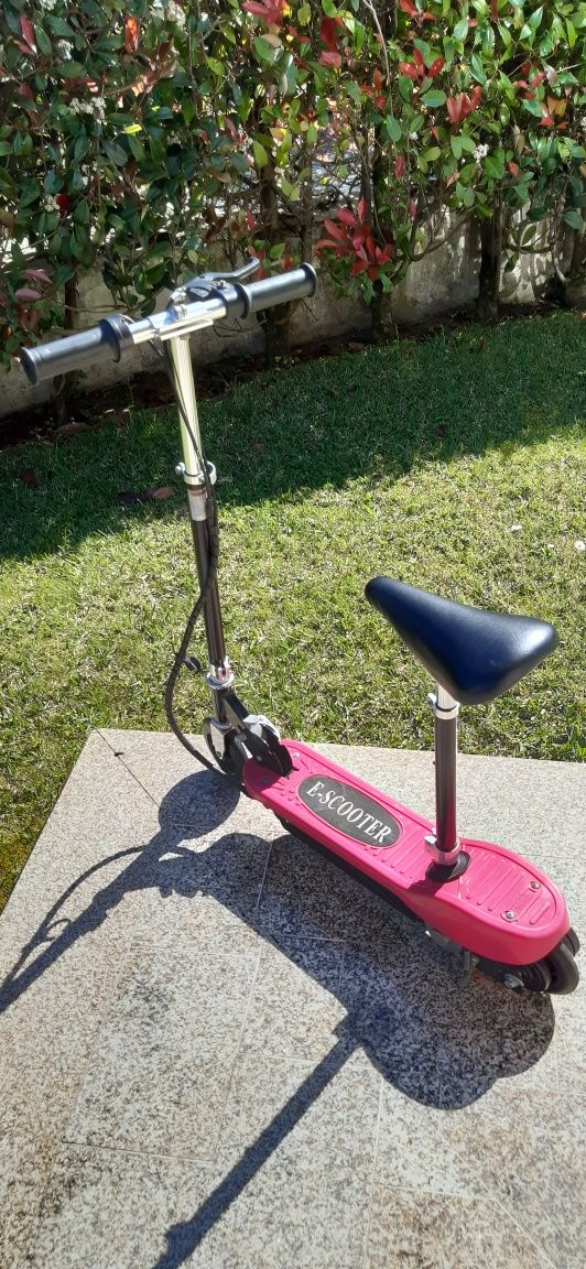 Trotinete eléctrica de criança