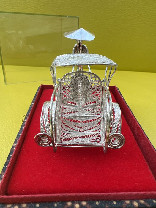 Ręcznie pleciona posrebrzana riksza rowerowa za szkłem silver plated