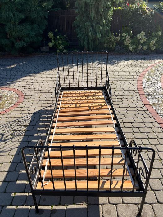 Łóżko metalowe IKEA – czarne, regulowane