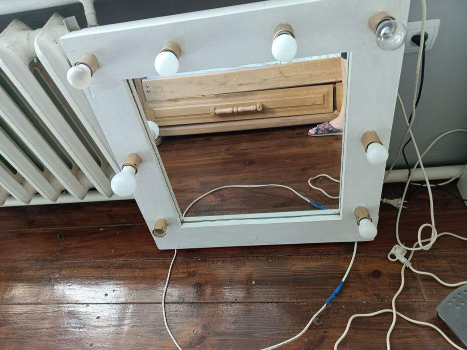 Дзеркало, зеркало з лампочками