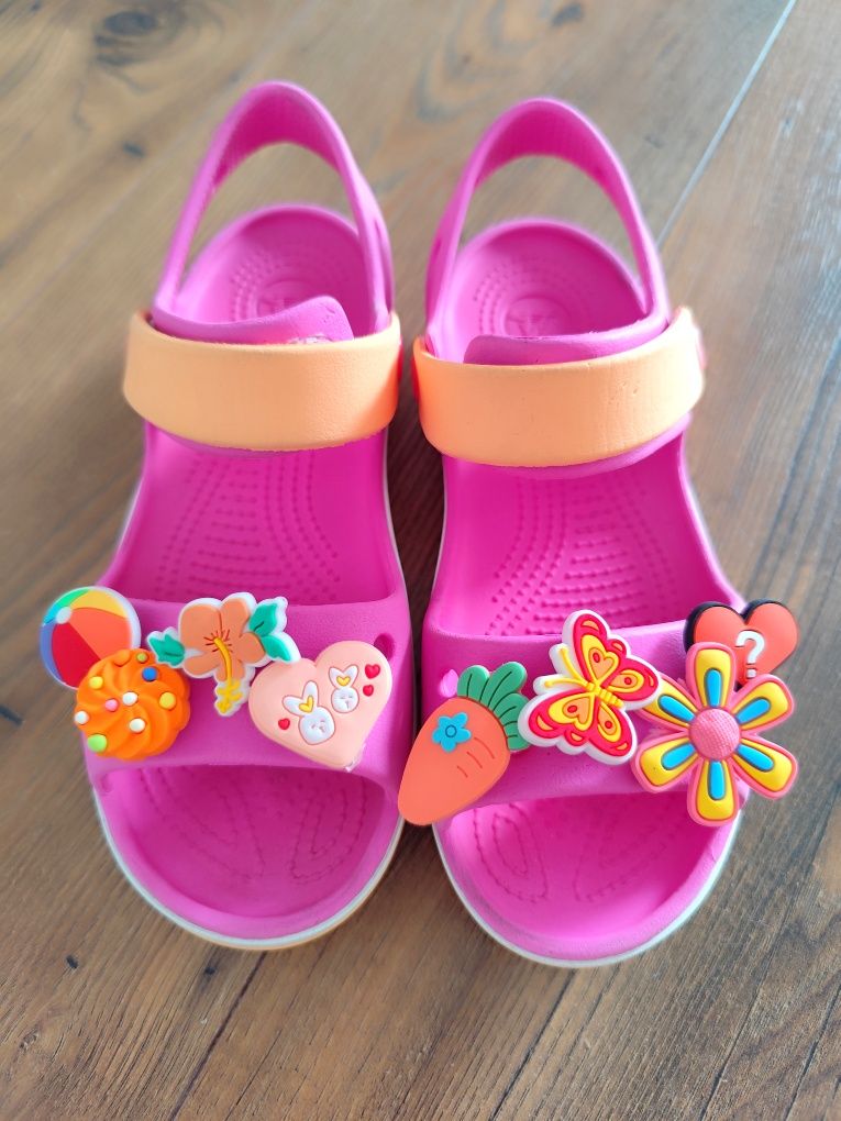 Crocs J1 31 32 sandały gumowe buty do wody przypinki ozdoby