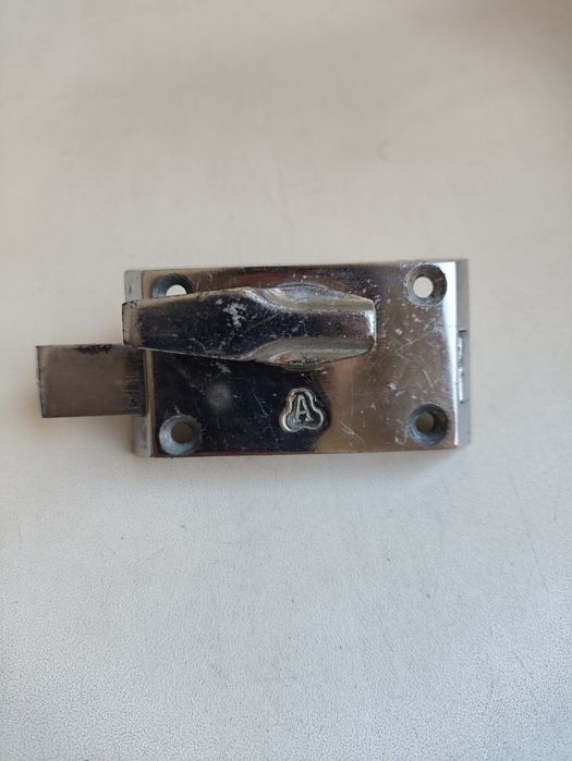Засув дверний,защіпка.
