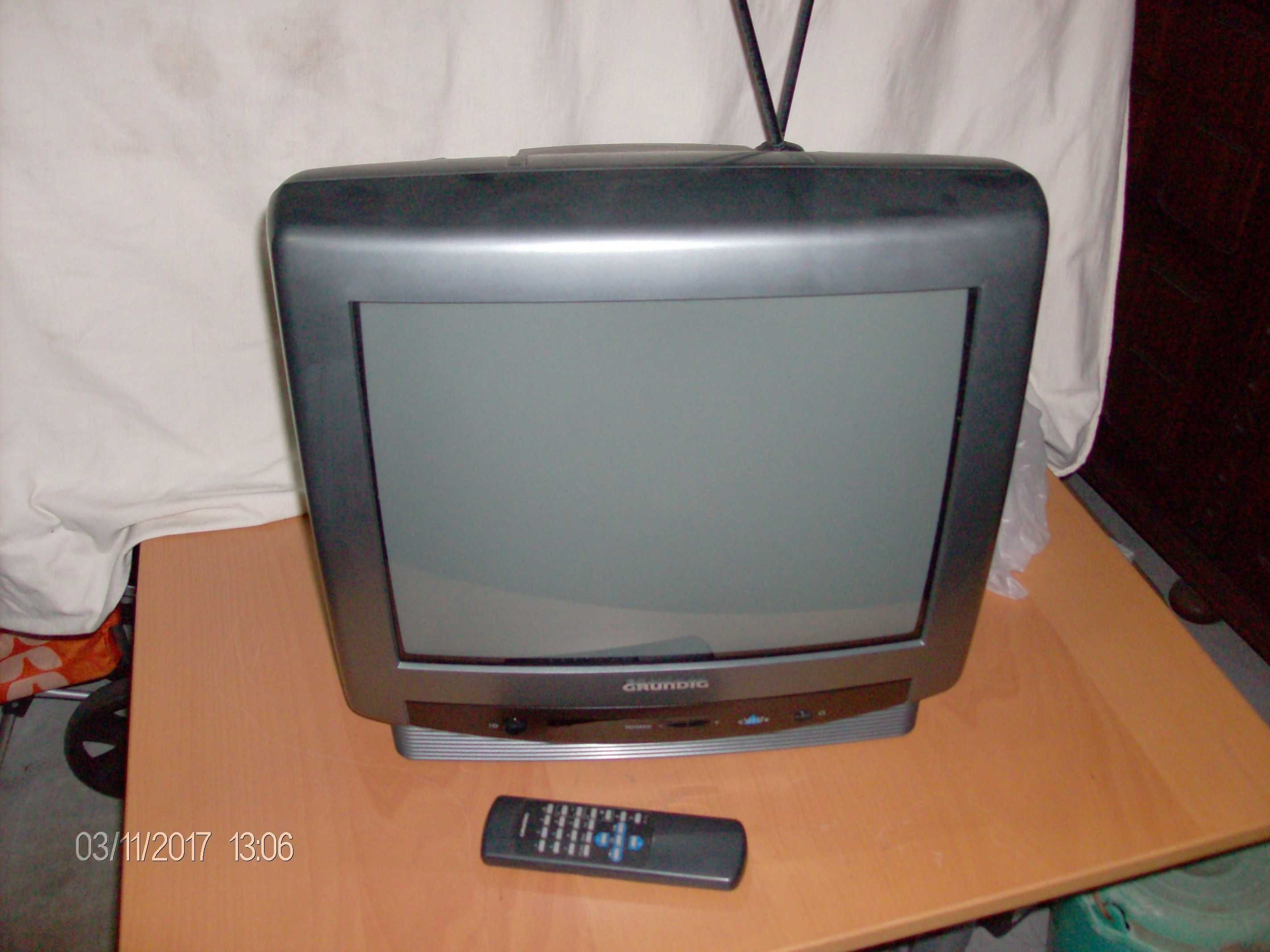 Televisão  Grundig P 45, com antena dupla