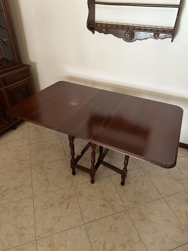 Mesa retratil/ extensível em madeira