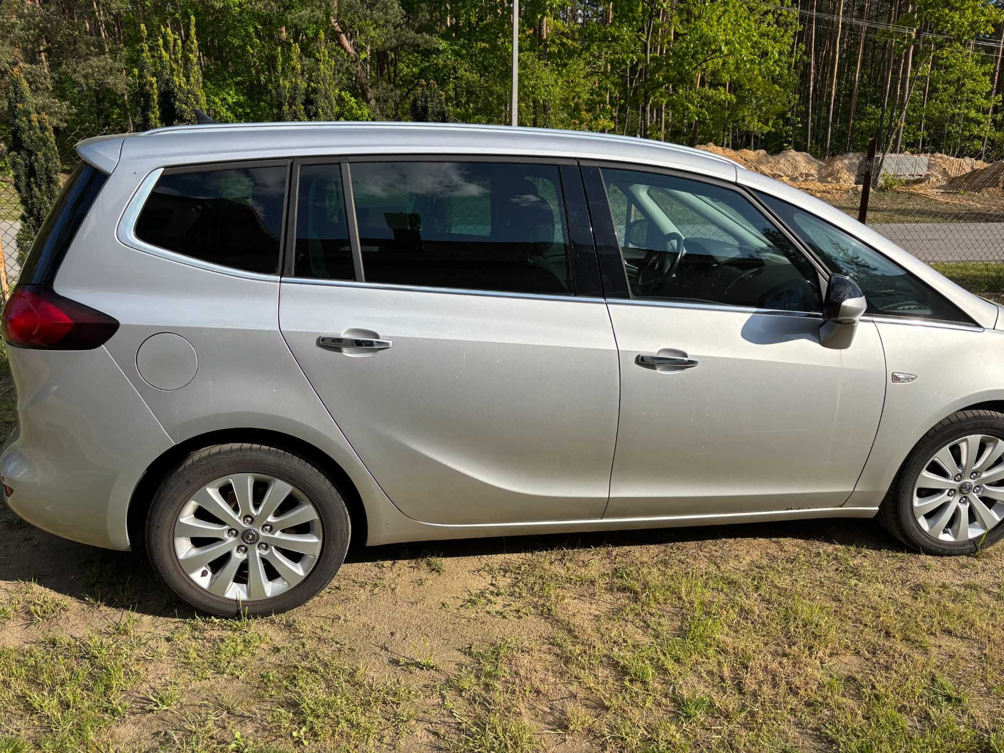 Opel Zafira Tourer Cosmo A14NET MT6 140KM (2012)