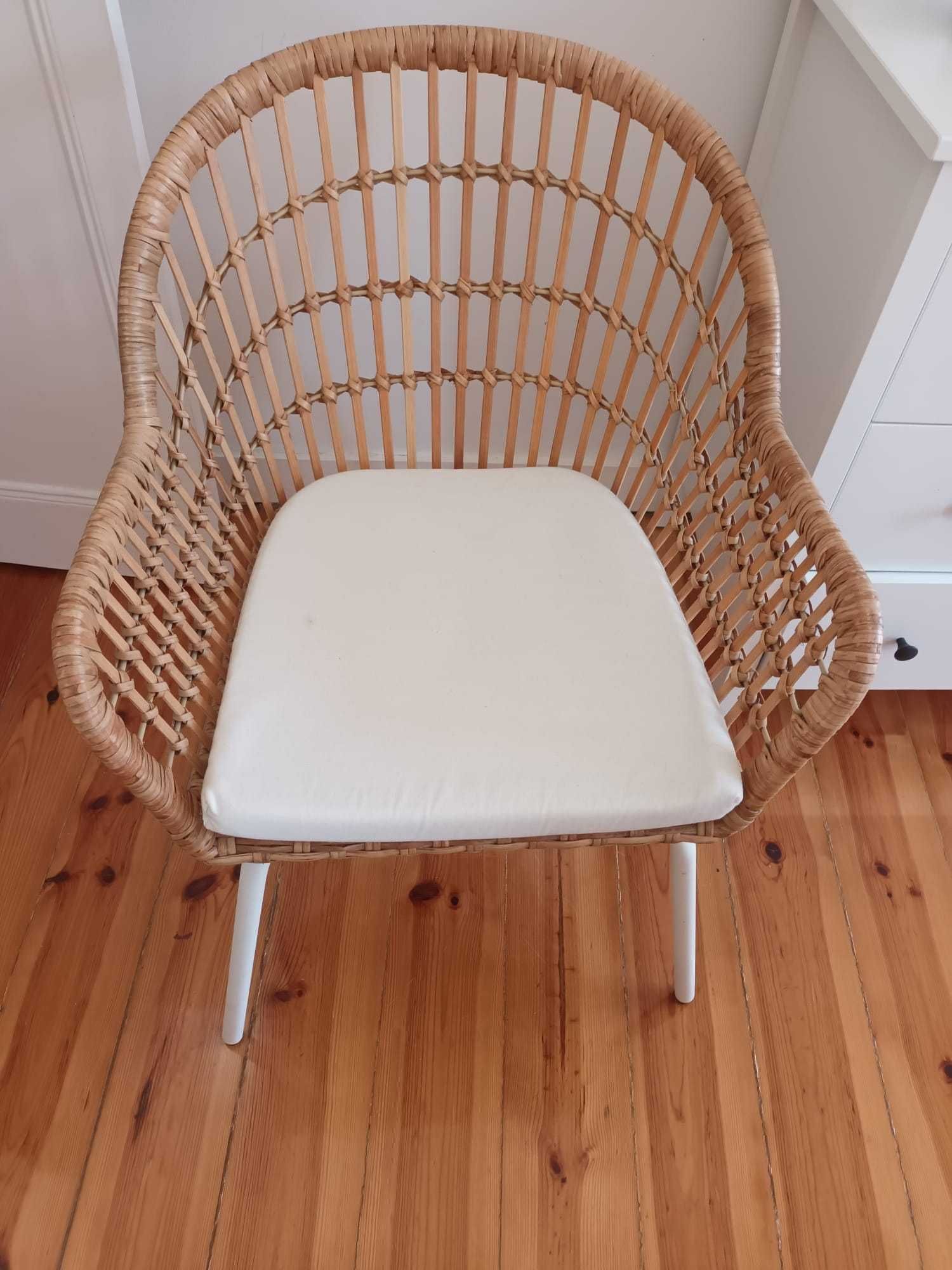 Cadeira com braços e almofada branca