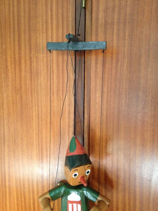 Marioneta artesanal antiga em madeira pintada à mão, está impecável