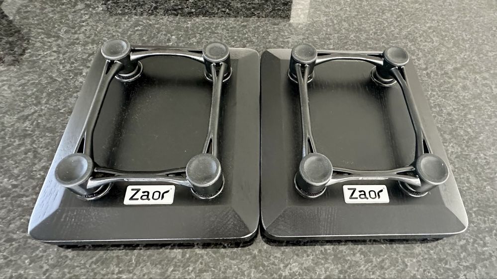 Isoacoustics Aperta Zaor Stands