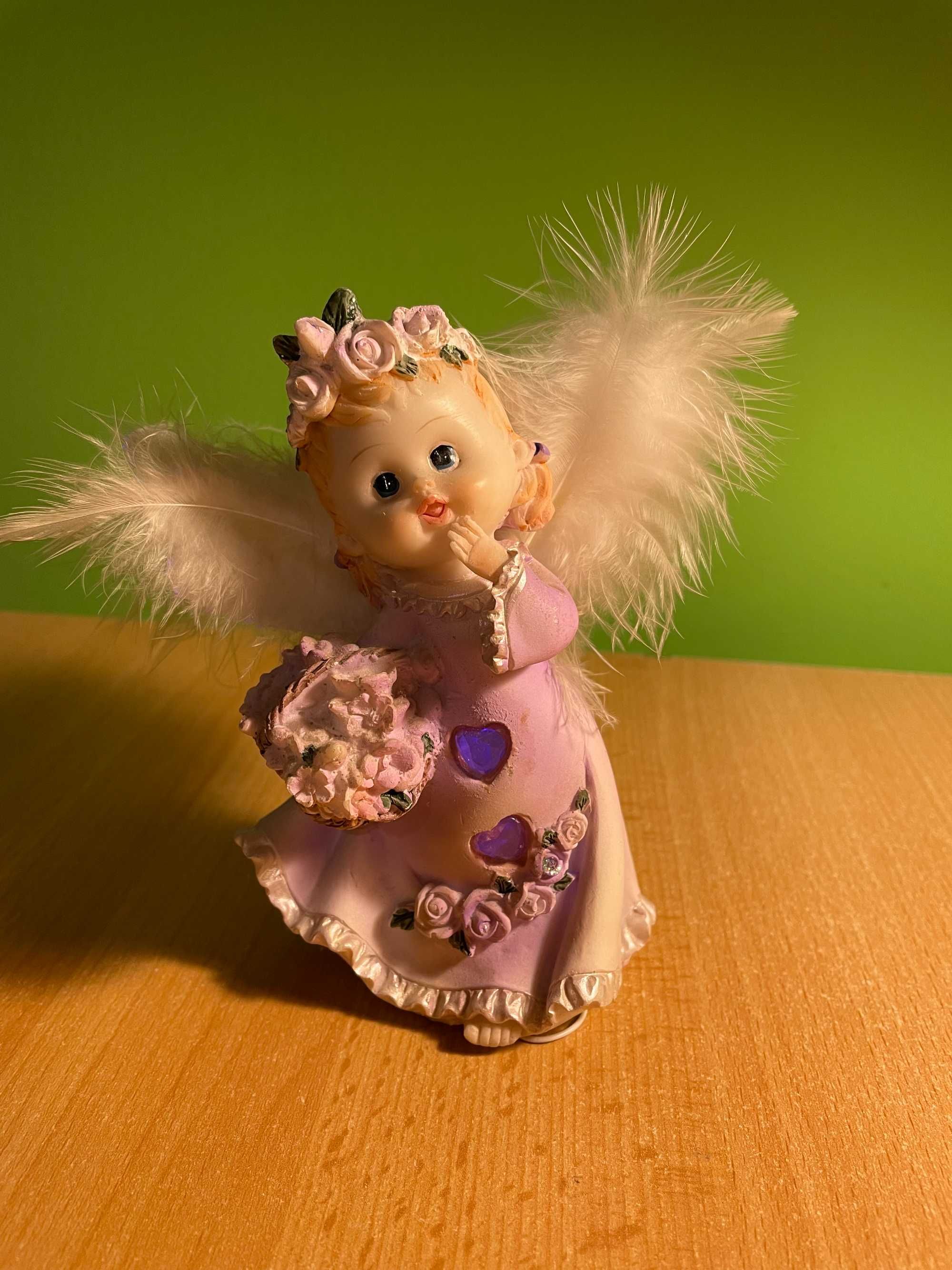 Figurka aniołka ze świecącym serduszkiem na różne kolory na baterie