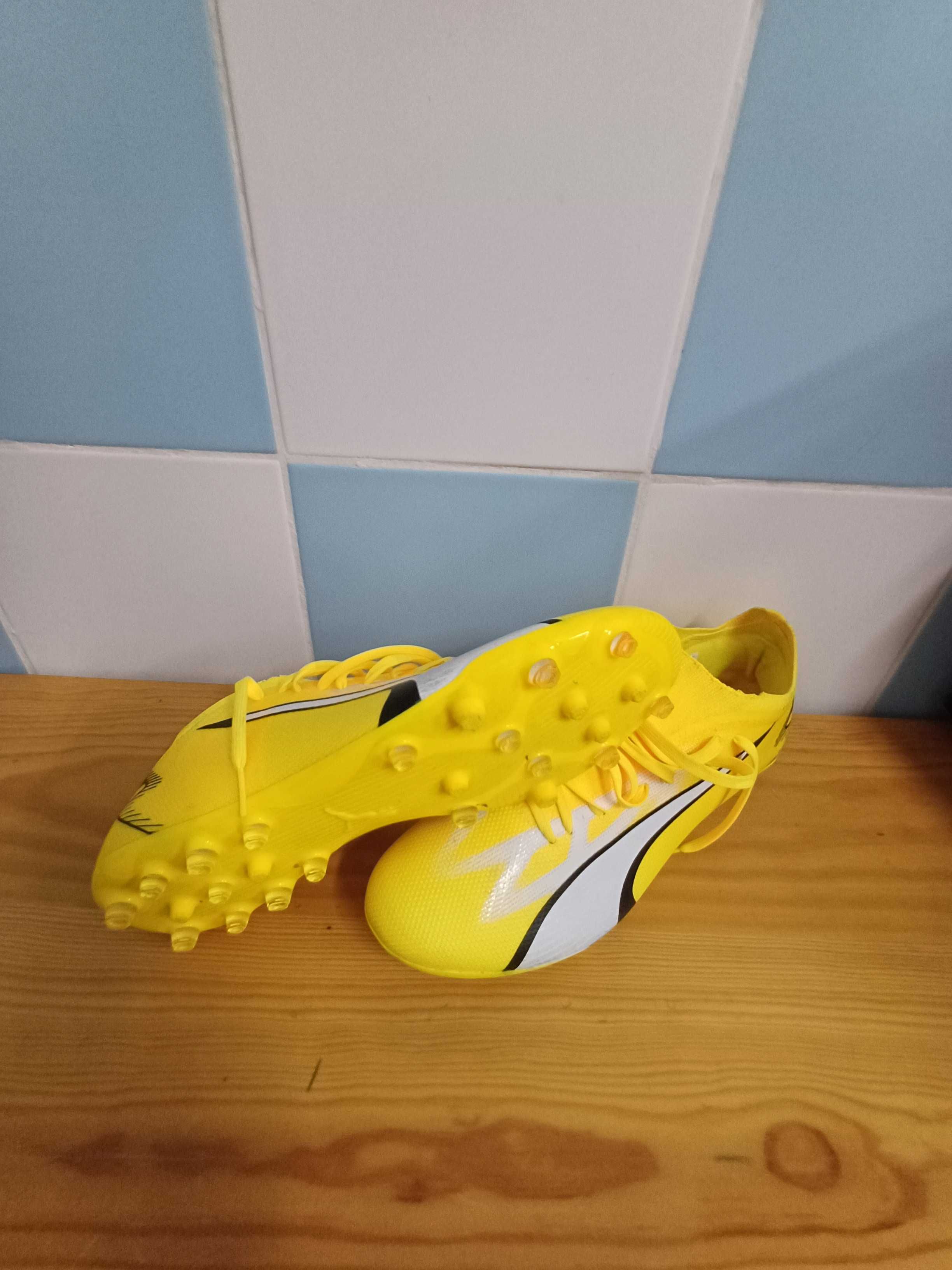 Chuteiras novas. Modelo profissional para piso sintético.