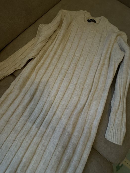 Жіноча вʼязана сукня