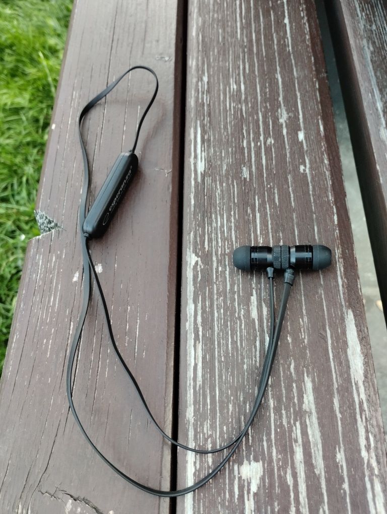 Nowe słuchawki douszne z mikrofonem i kablem usb