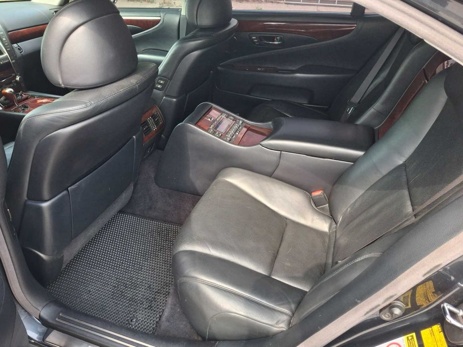 Продаю LEXUS LS600h