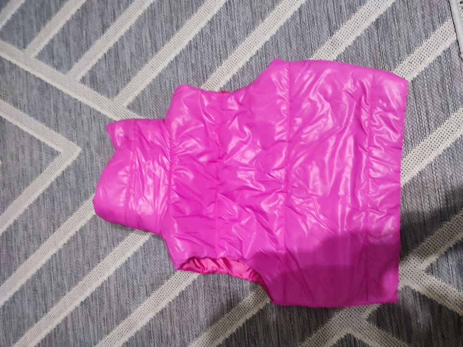 Ярка куртка,в хорошому стані