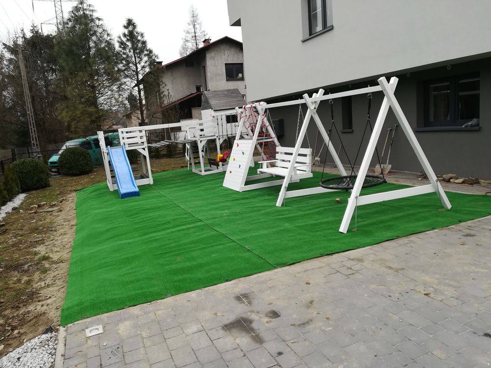 Plac zabaw domek hustawki zjezdzalnia scianka wspinaczkowa bocianie gn