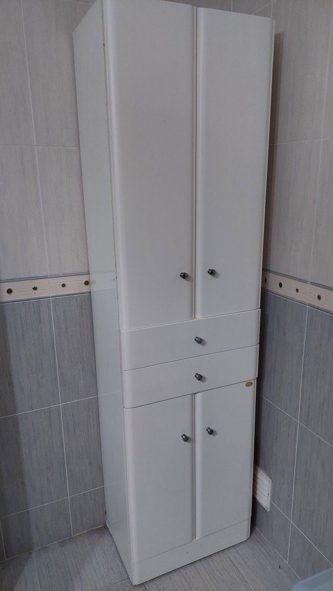 Armário branco lacado