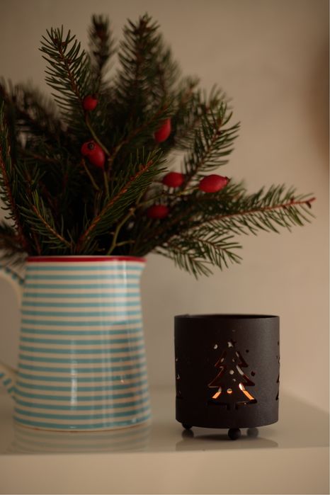 Świecznik metalowy z wzorem choinki