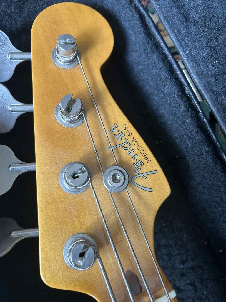 Fender Precision Bass made in japan + case