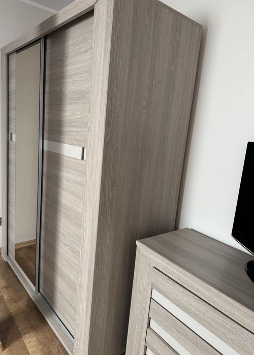 Zestaw szafka plus szafa ubraniowa