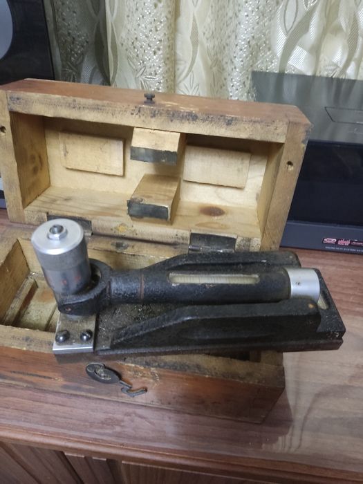 Брусковий рівень із мікрометричною подачею