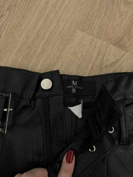 Шкіряні шорти ,в гарному стані.