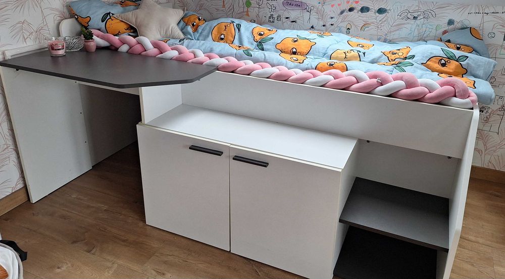 Łóżko z biurkiem i szafką